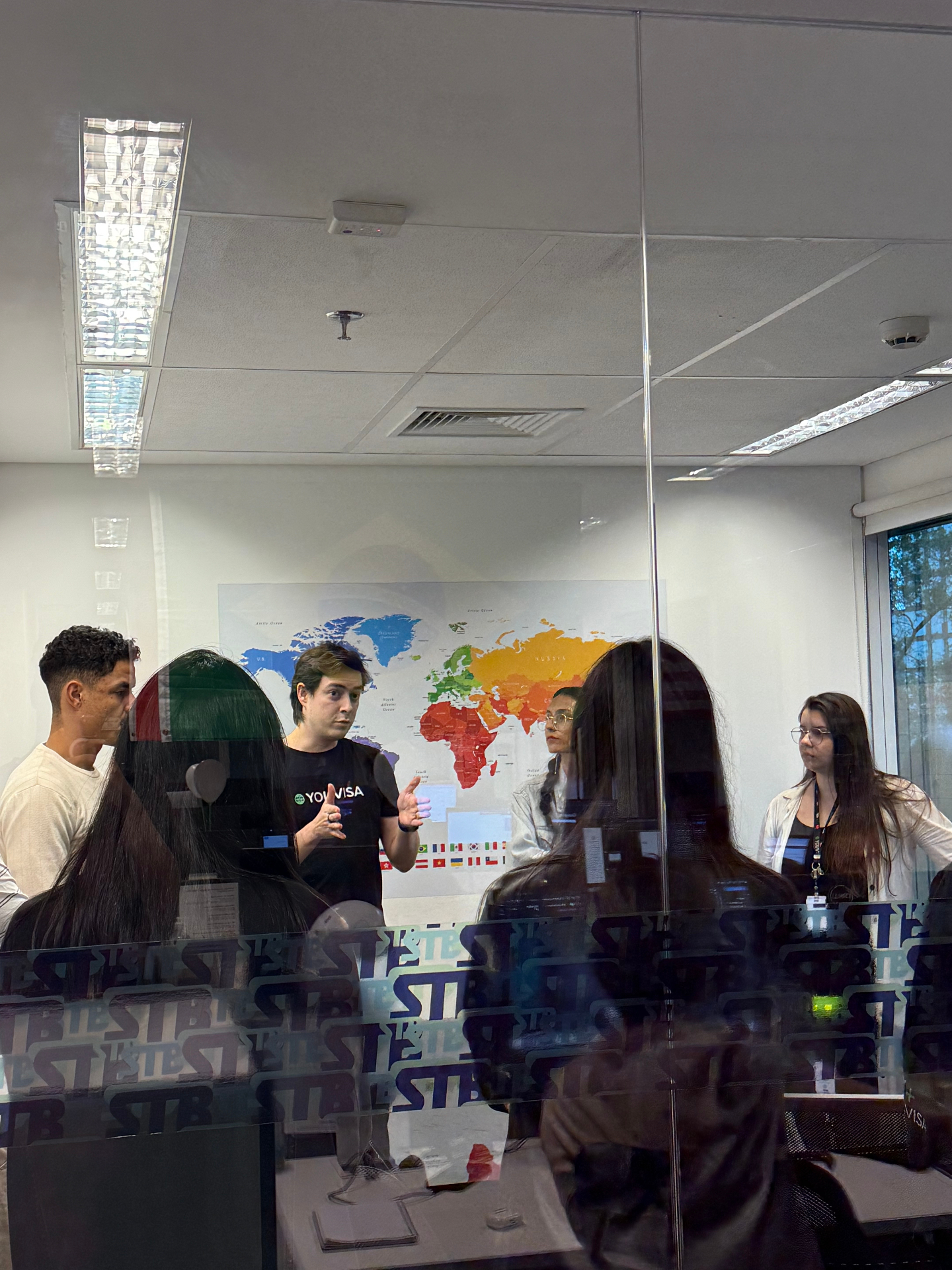 Time YOUVISA colaborando em escritório